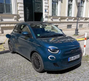 Fiat 500e i BMW iX1 tanieją w UK dzięki Electric Car Grant - featured image