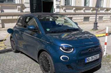 Fiat 500e i BMW iX1 tanieją w UK dzięki Electric Car Grant - featured image