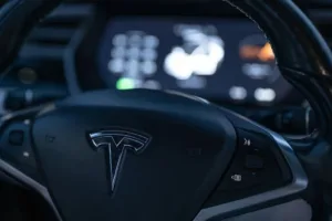 Rynek moto w lipcu 2026: paliwa, Tesla i cła - featured image