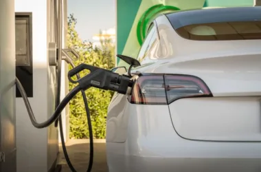 Tesla: rekord dostaw w Q2 2026, akcje -14,5% - featured image