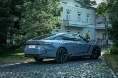 Rynek EV sierpień 2026: Lucid, Lexus ES i brytyjskie subsydia - featured image