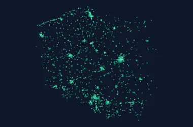 Mapa Polski złożona z 4718 punktów oznaczających stacje ładowania samochodów elektrycznych