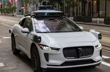Robotaxi w USA, sierpień 2026: Zoox, Waymo i Uber - featured image
