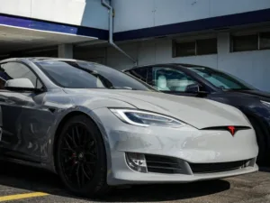 Tesla i BYD pod presją: sierpień 2026 na rynku EV - featured image
