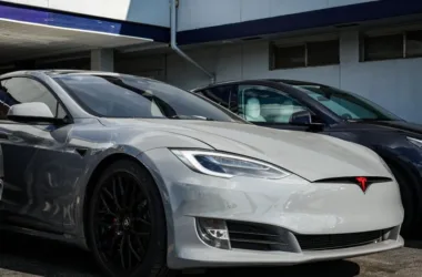 Tesla i BYD pod presją: sierpień 2026 na rynku EV - featured image