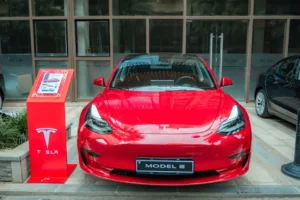 Tesla vs Chiny: kto wygrywa w sierpniu 2026? - featured image