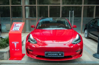 Tesla vs Chiny: kto wygrywa w sierpniu 2026? - featured image