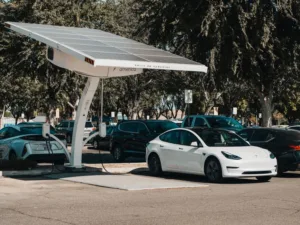 Tesla vs. chińskie marki: co warto wiedzieć – sierpień 2026 - featured image