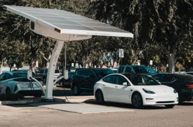 Tesla vs. chińskie marki: co warto wiedzieć – sierpień 2026 - featured image