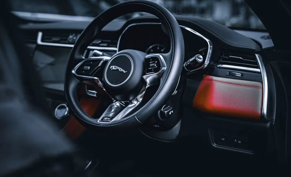 Corvette E-Ray odchodzi, Jaguar F-Type tanieje – wrzesień 2026 - featured image