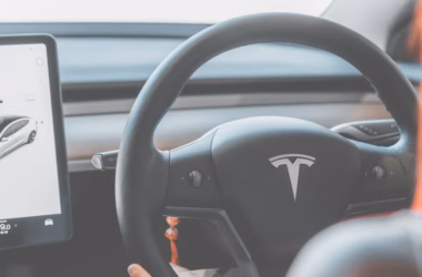 Tesla Cybercab pod lupą NHTSA – wrzesień 2026 - featured image